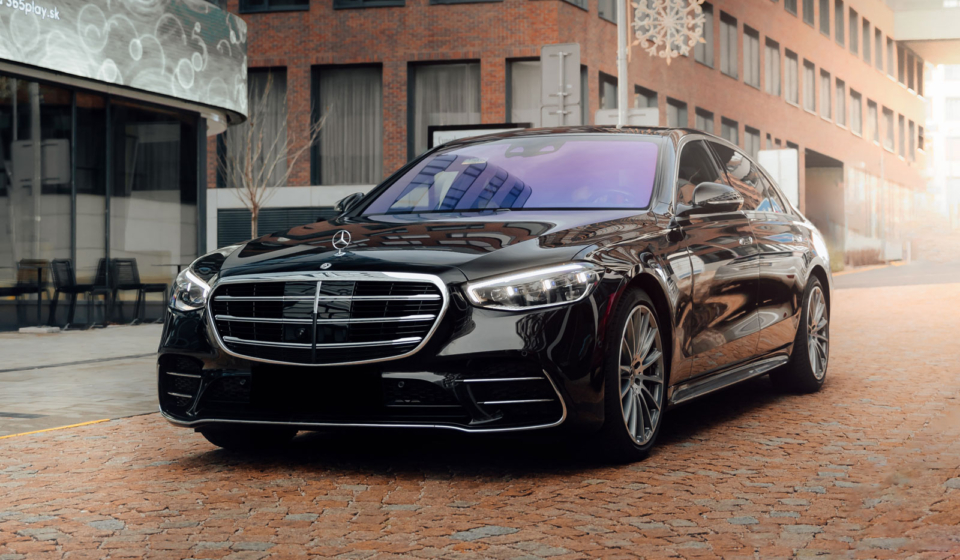 Navigating the world of luxury cars? Explore the pros and cons of purchasing vs. leasing, and discover what's best for your lifestyle. Make an informed decision with World Auto Group.
