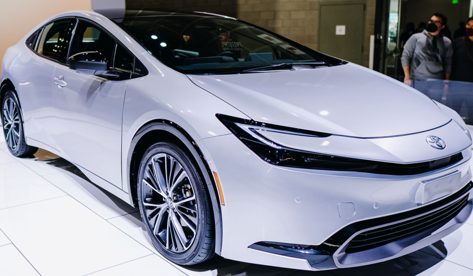 Explore California's top hybrid vehicles with our comprehensive guide. Discover key features, pros, and cons of popular models.